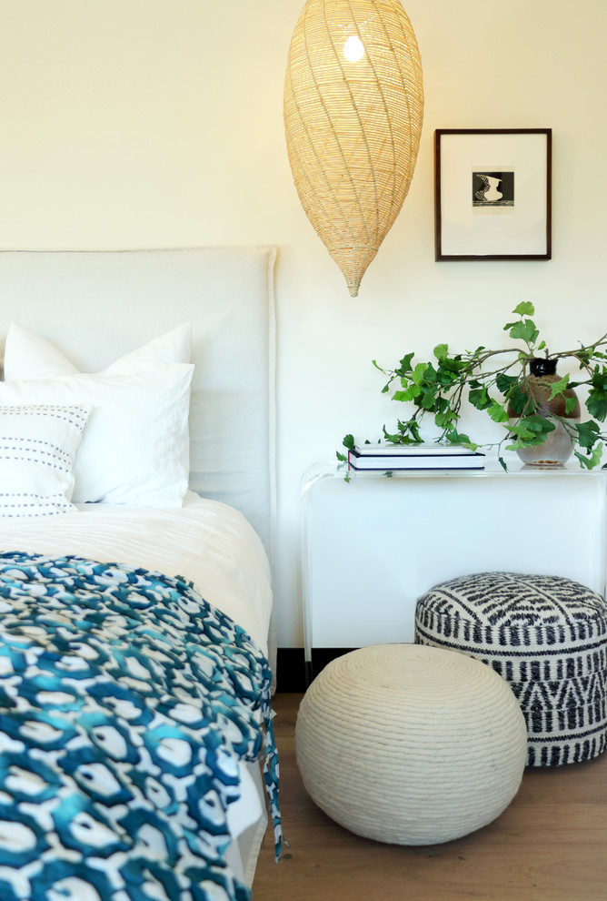 На фото: хозяйская спальня среднего размера в стиле рустика с белыми стенами, паркетным полом среднего тона и серым полом с