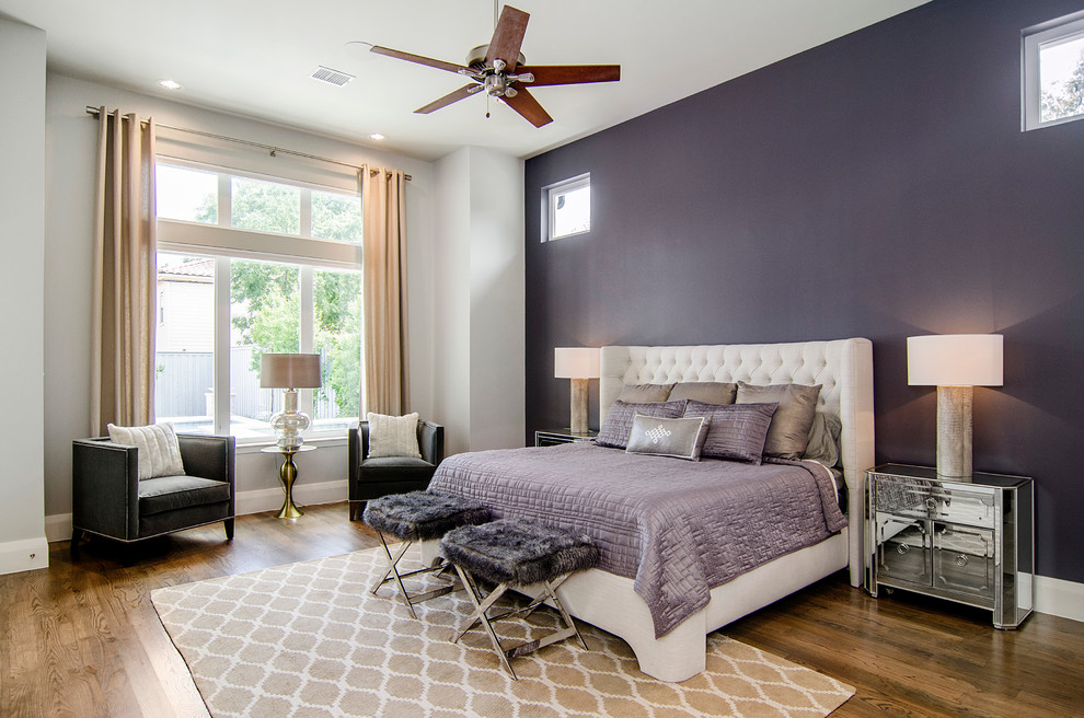 Стильный дизайн: большая хозяйская спальня в стиле неоклассика (современная классика) с фиолетовыми стенами, паркетным полом среднего тона и акцентной стеной без камина - последний тренд