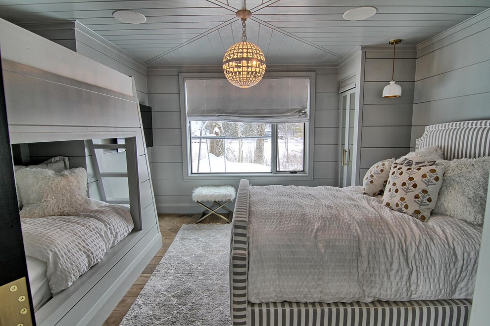 Rustikales Schlafzimmer mit grauer Wandfarbe, braunem Holzboden und braunem Boden in Toronto