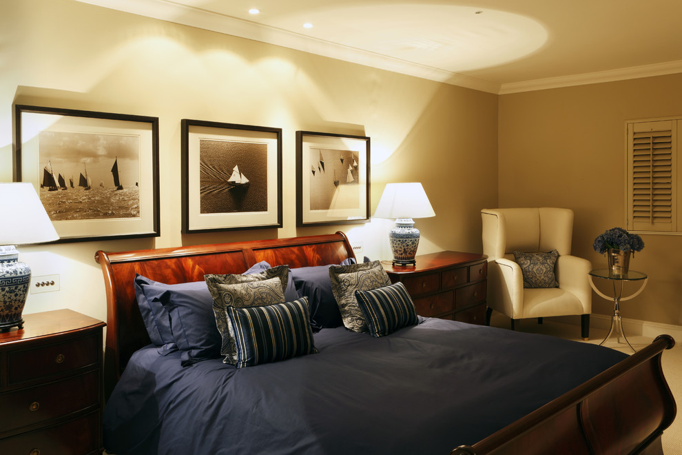 На фото: большая гостевая спальня (комната для гостей) в современном стиле с бежевыми стенами и ковровым покрытием без камина