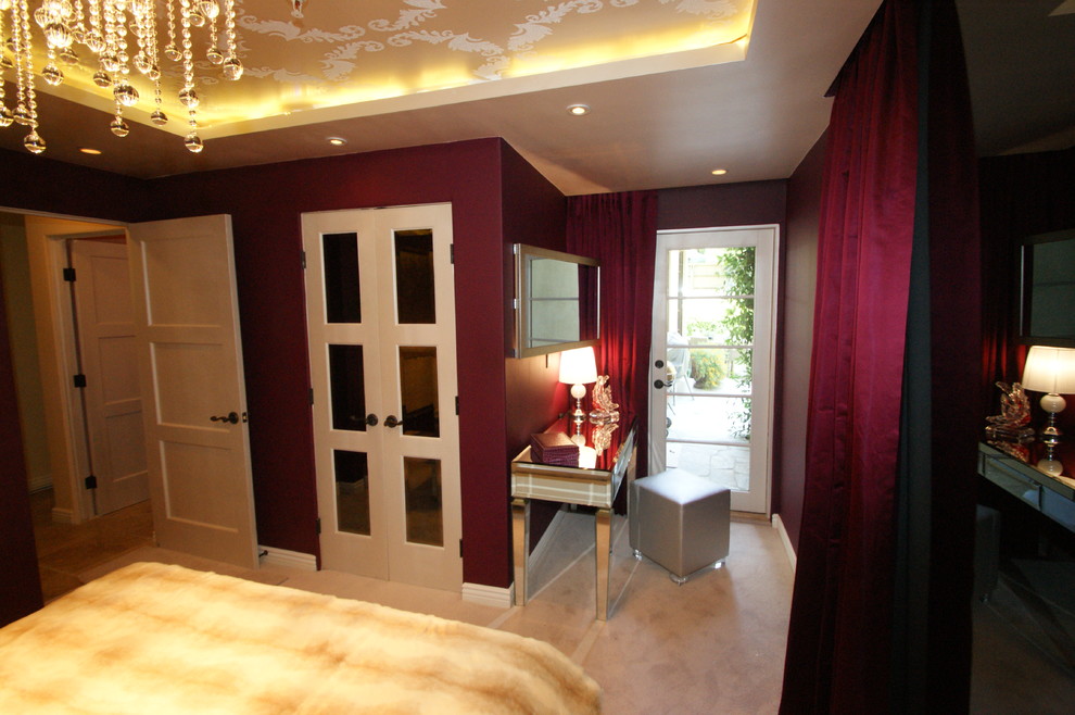 Modelo de habitación de invitados clásica renovada pequeña sin chimenea con paredes rojas y moqueta