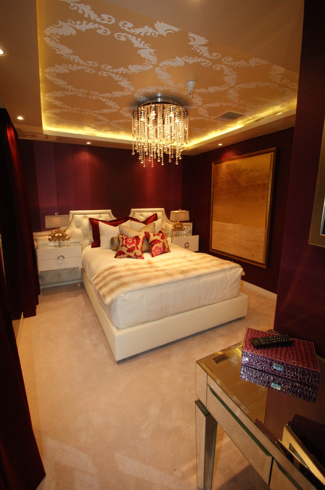 Imagen de habitación de invitados bohemia pequeña sin chimenea con paredes rojas y moqueta