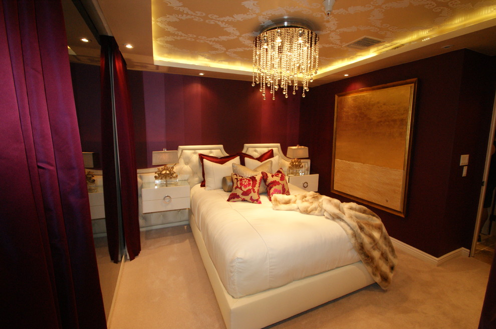 Modelo de habitación de invitados ecléctica pequeña sin chimenea con moqueta y paredes rojas