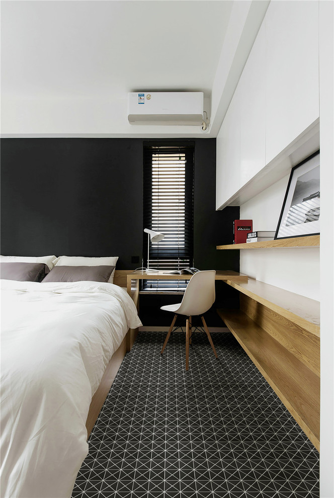 Ejemplo de dormitorio principal moderno con paredes negras, suelo de baldosas de porcelana y suelo negro