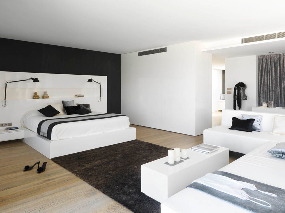 Inspiration för ett funkis sovrum, med svarta väggar och ljust trägolv