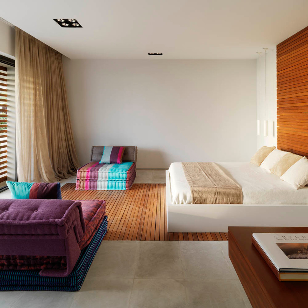 バルセロナにある中くらいなコンテンポラリースタイルのおしゃれな主寝室 (白い壁、暖炉なし)