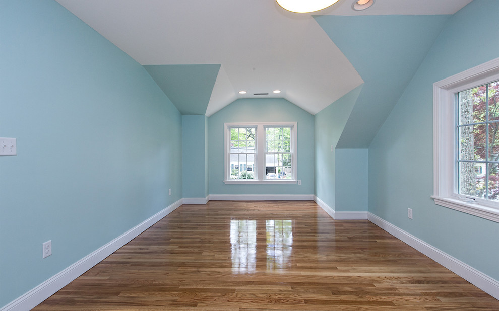 Imagen de dormitorio principal clásico grande sin chimenea con paredes azules, suelo de madera en tonos medios y suelo marrón