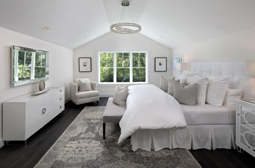 Großes Country Hauptschlafzimmer mit weißer Wandfarbe, dunklem Holzboden, braunem Boden und gewölbter Decke in San Francisco