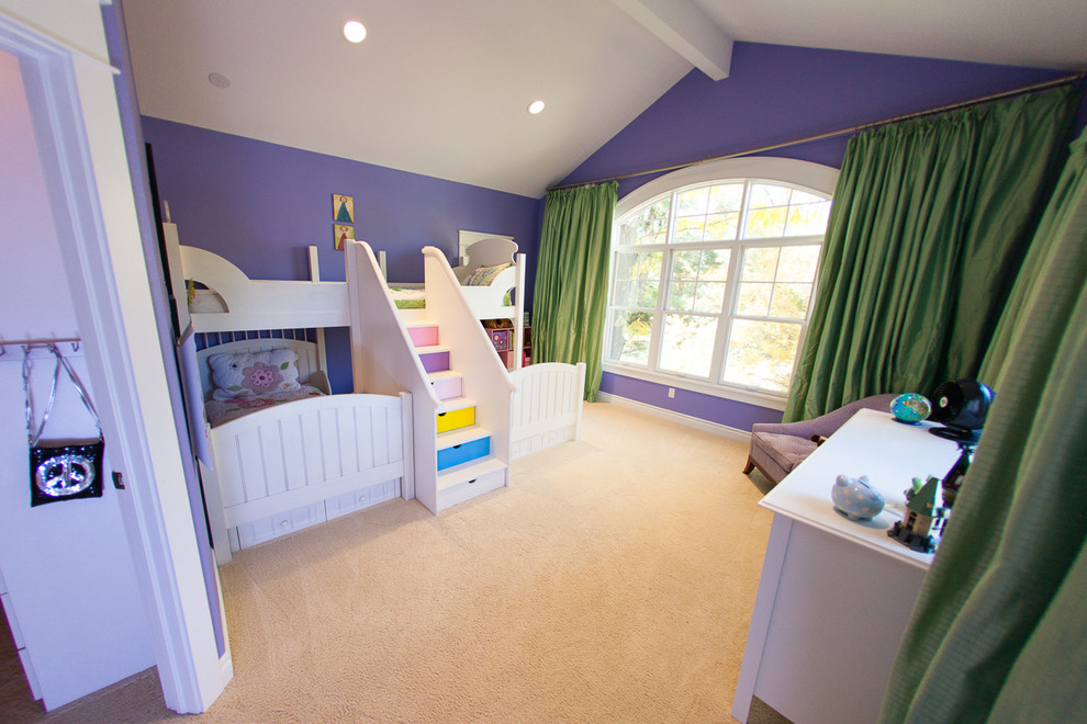 Diseño de dormitorio tipo loft moderno de tamaño medio con paredes púrpuras y moqueta