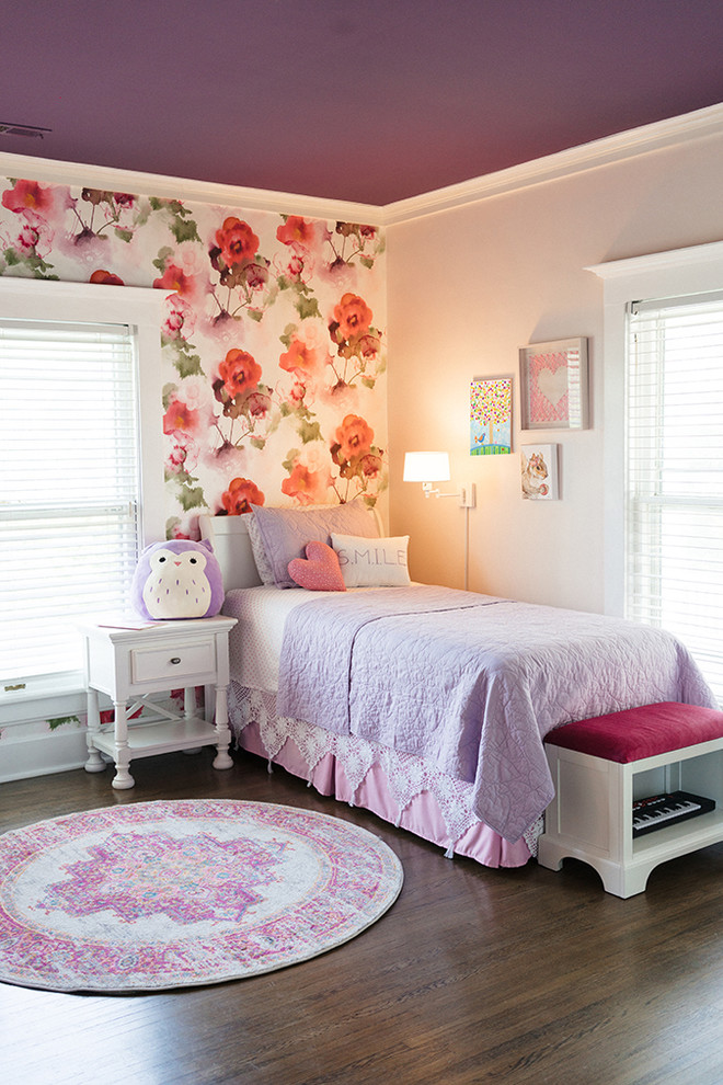 Foto di una camera degli ospiti stile shabby di medie dimensioni con pareti rosa, parquet scuro e pavimento marrone