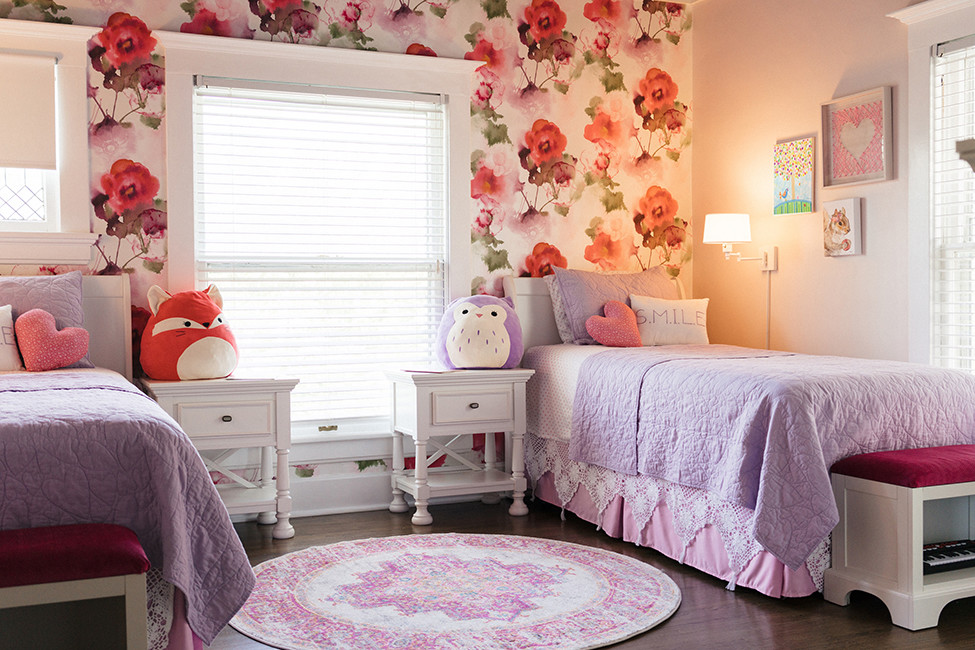 Esempio di una camera degli ospiti shabby-chic style di medie dimensioni con pareti rosa, parquet scuro e pavimento marrone