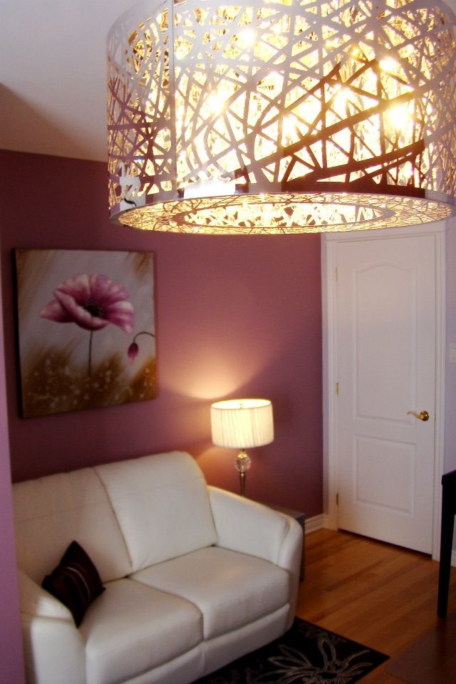 Ejemplo de dormitorio tradicional renovado de tamaño medio con paredes púrpuras, suelo de madera clara, suelo marrón y papel pintado