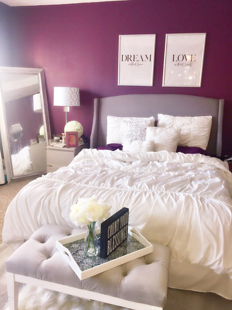 タンパにある広いモダンスタイルのおしゃれな主寝室 (紫の壁、カーペット敷き、グレーの床) のインテリア
