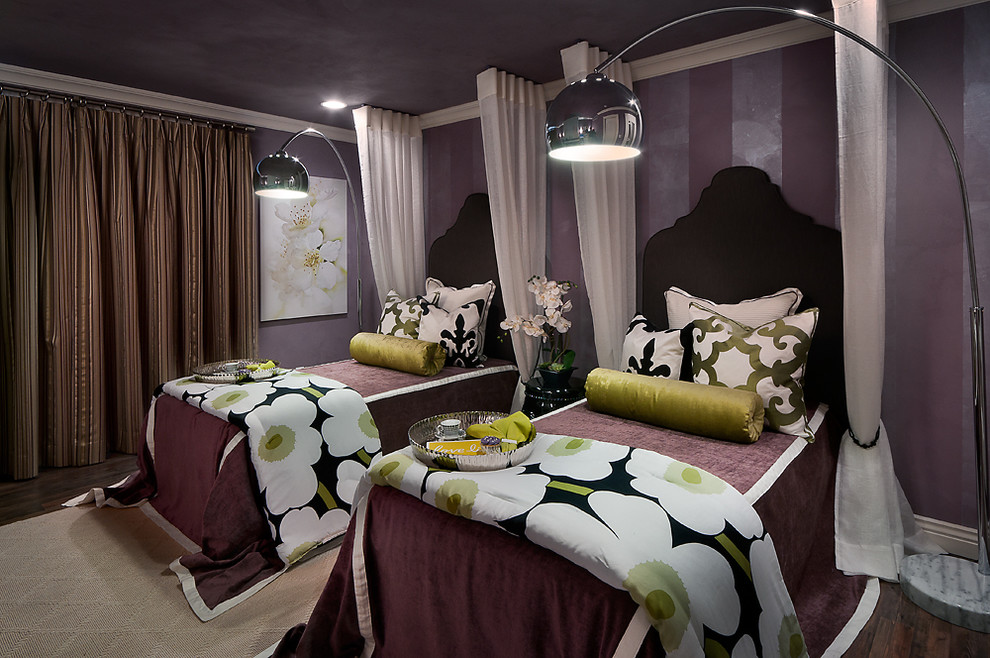 На фото: гостевая спальня среднего размера, (комната для гостей) в современном стиле с фиолетовыми стенами и темным паркетным полом без камина с