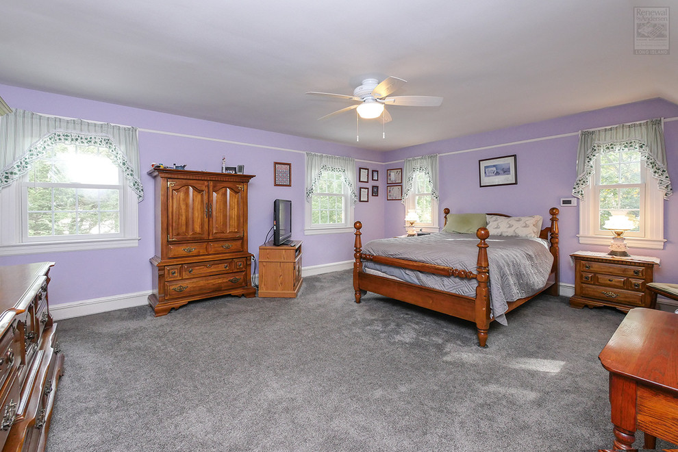Стильный дизайн: большая хозяйская спальня с фиолетовыми стенами, ковровым покрытием и серым полом без камина - последний тренд