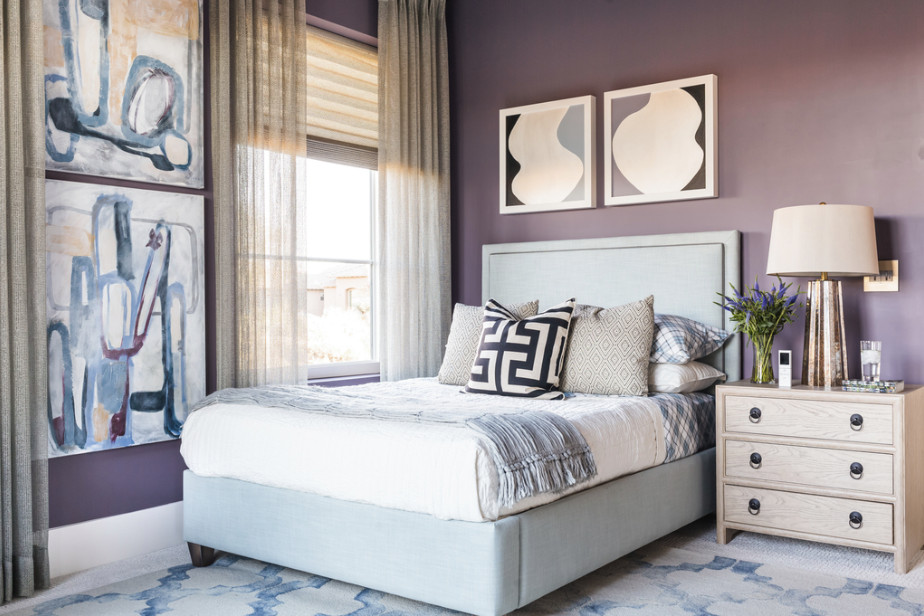 Idee per una camera degli ospiti moderna di medie dimensioni con pareti viola, pavimento in bambù e pavimento bianco
