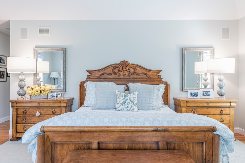 Свежая идея для дизайна: хозяйская спальня среднего размера в классическом стиле с синими стенами, паркетным полом среднего тона и коричневым полом без камина - отличное фото интерьера