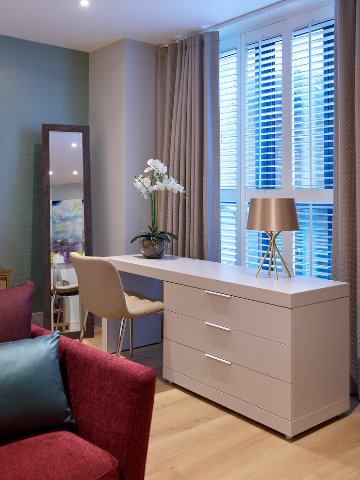 Diseño de habitación de invitados actual con suelo de madera en tonos medios