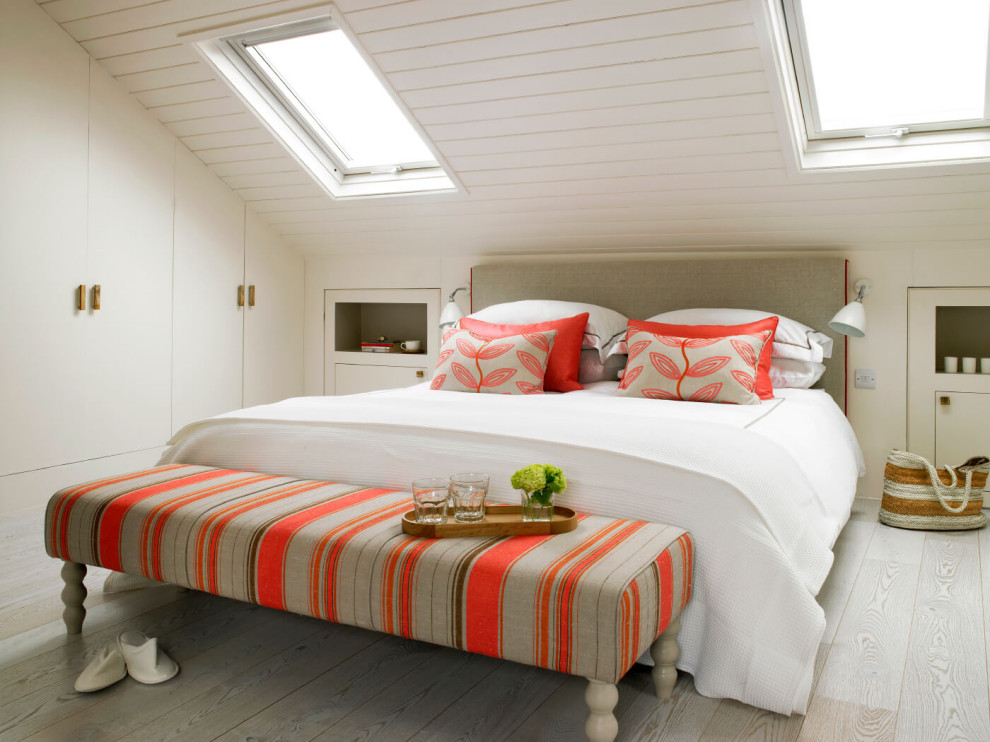 Ejemplo de dormitorio abovedado contemporáneo con paredes blancas, suelo de madera clara, suelo beige y machihembrado