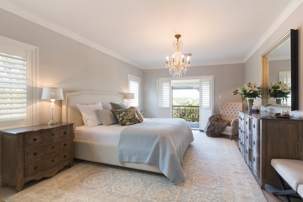 Modelo de dormitorio tradicional renovado de tamaño medio sin chimenea con paredes grises, moqueta y suelo beige