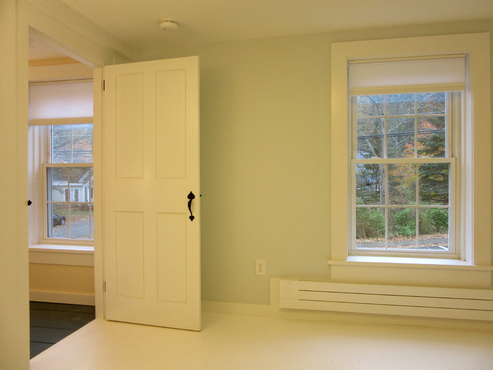 Стильный дизайн: гостевая спальня среднего размера, (комната для гостей) в классическом стиле с зелеными стенами и деревянным полом - последний тренд