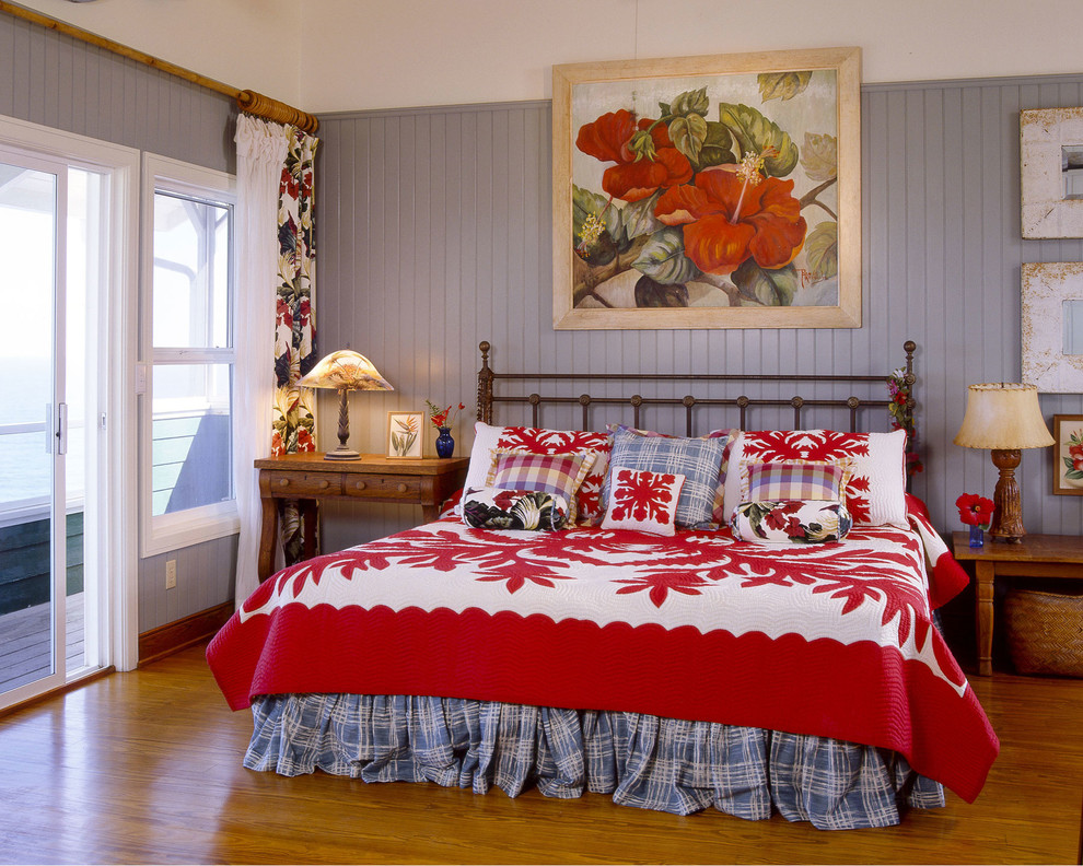 На фото: спальня в морском стиле с синими стенами с