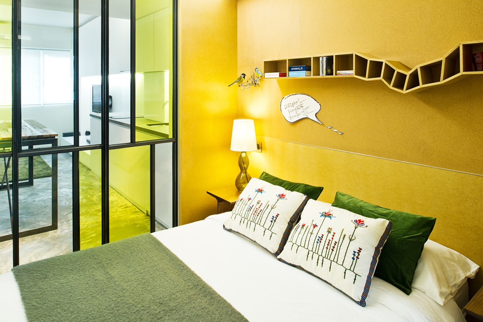 香港にあるインダストリアルスタイルのおしゃれな寝室 (黄色い壁) のインテリア