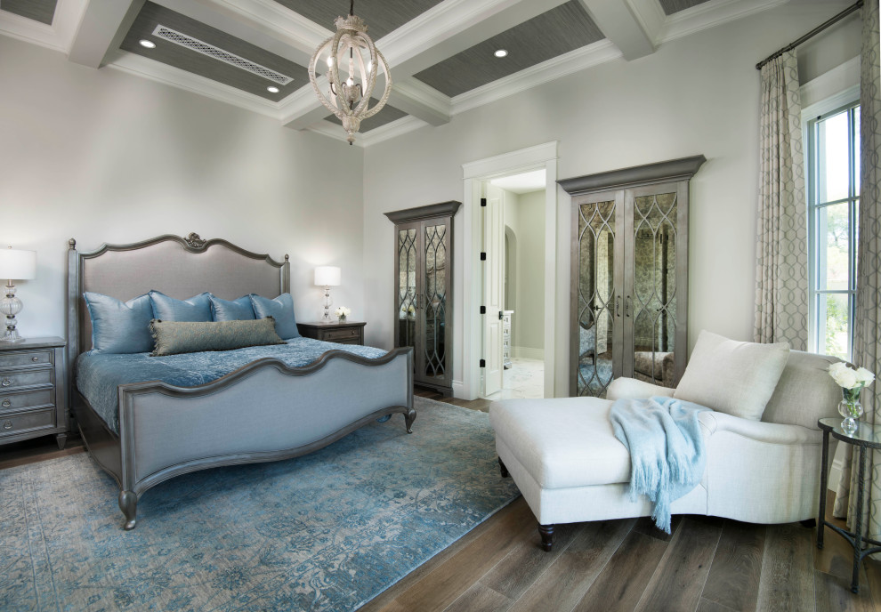 Mediterranes Hauptschlafzimmer mit grauer Wandfarbe und braunem Holzboden in Phoenix