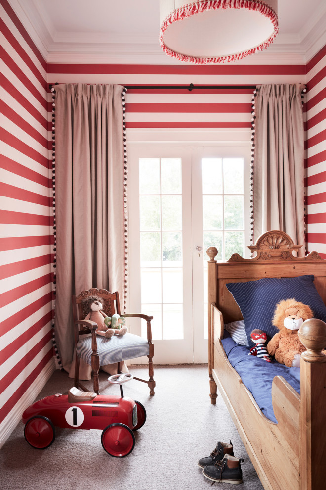 Esempio di una camera da letto bohémian di medie dimensioni con pareti rosse, moquette, nessun camino e pavimento beige
