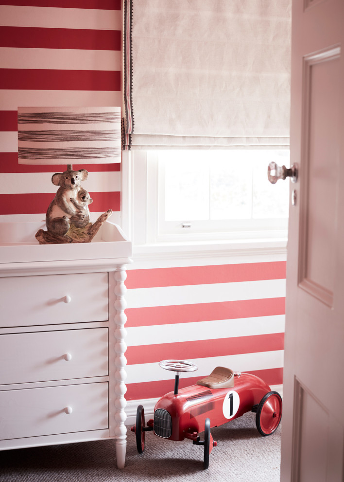 На фото: спальня среднего размера в стиле фьюжн с красными стенами, ковровым покрытием и бежевым полом без камина