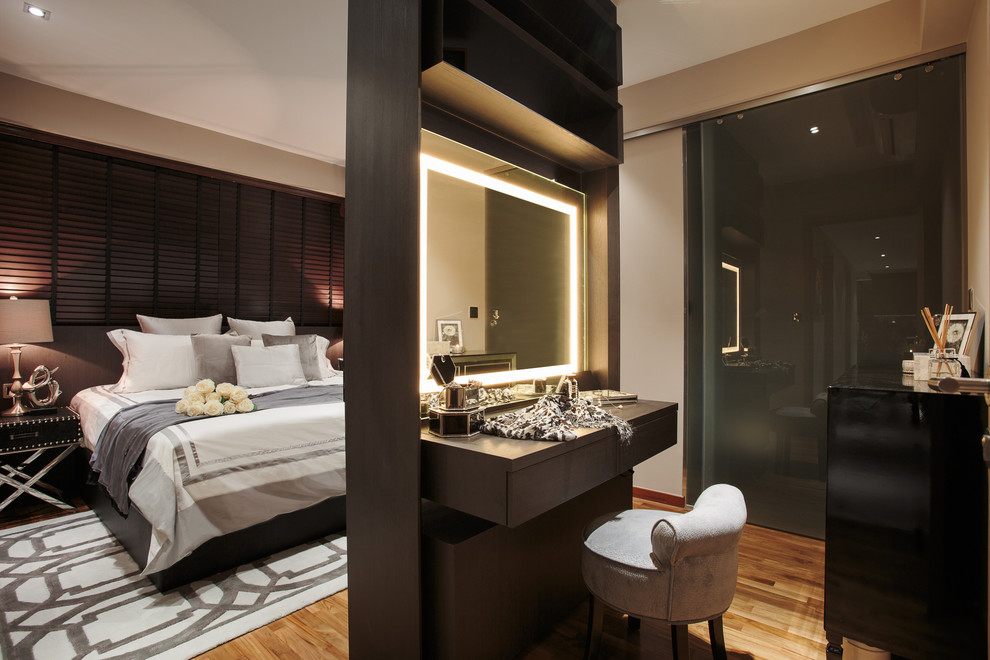 Modernes Hauptschlafzimmer mit beiger Wandfarbe und braunem Holzboden in Singapur