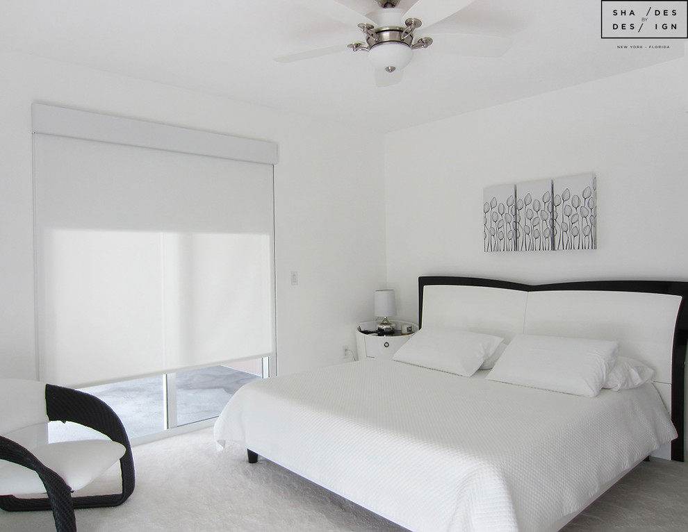 Cette photo montre une chambre moderne de taille moyenne avec un mur blanc et un sol blanc.