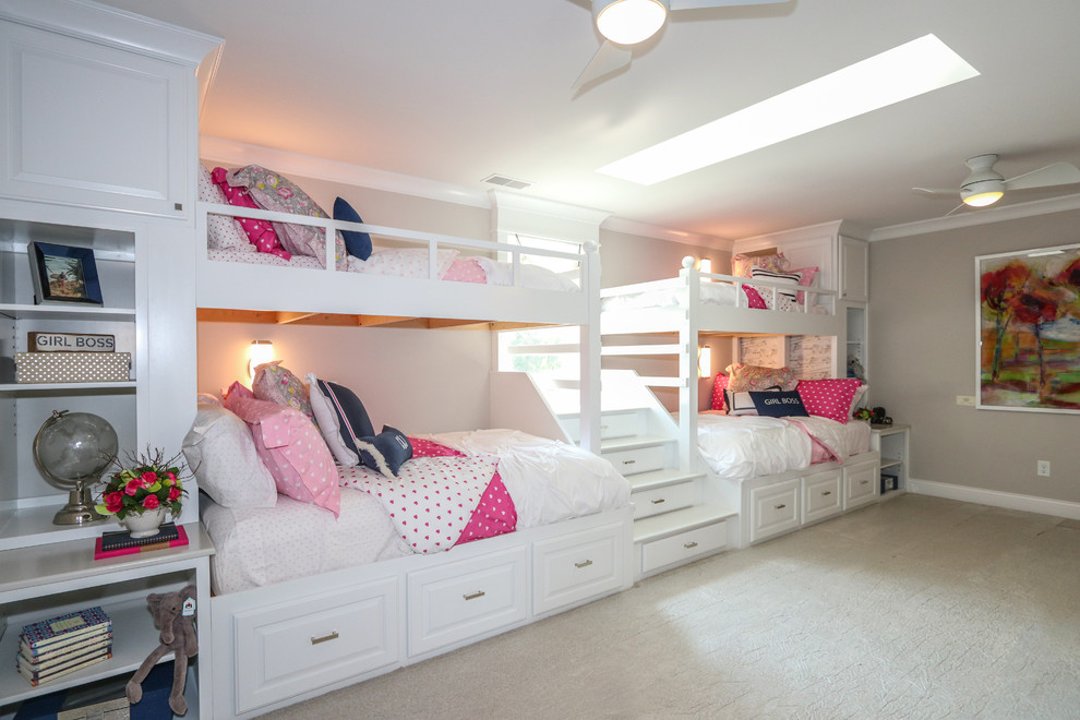 Foto de dormitorio clásico grande con paredes grises, moqueta y suelo gris