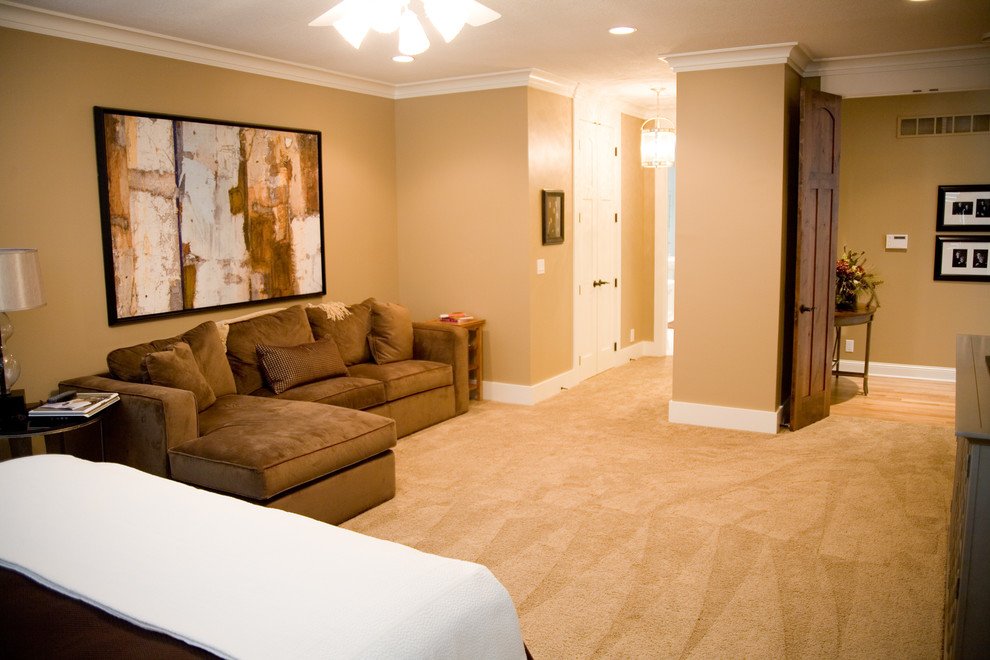Cette photo montre une grande chambre chic avec un mur beige et aucune cheminée.
