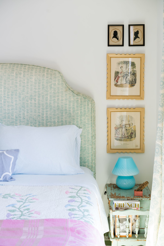 Imagen de habitación de invitados bohemia pequeña con paredes blancas y suelo de madera clara