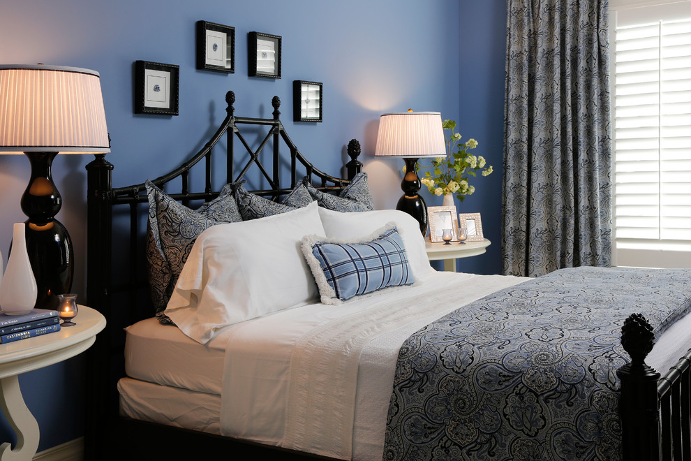 マイアミにあるトラディショナルスタイルのおしゃれな主寝室 (青い壁)