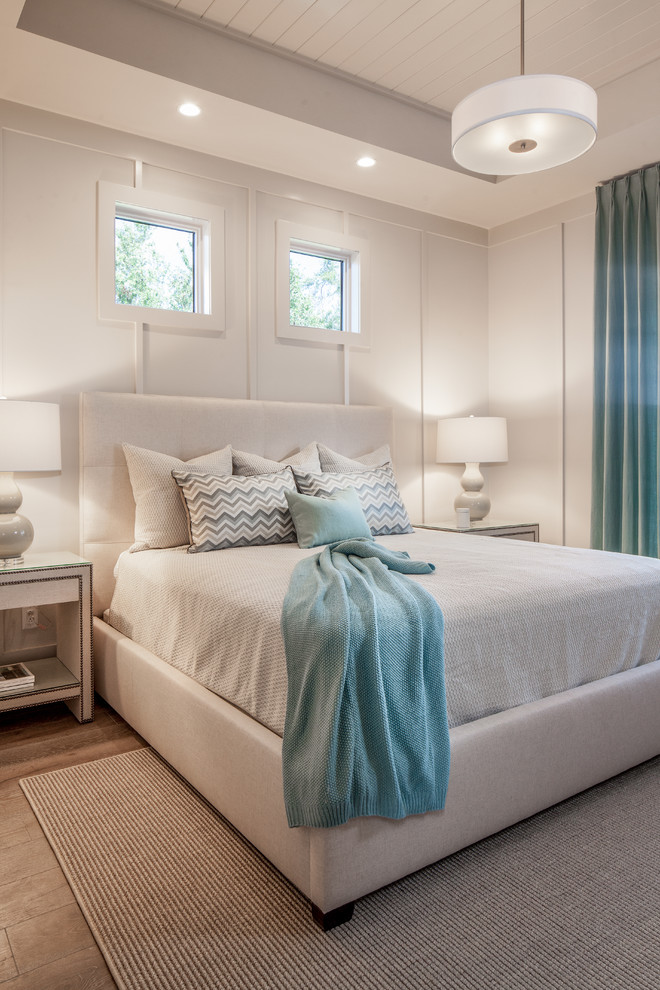 На фото: спальня в стиле неоклассика (современная классика) с белыми стенами, паркетным полом среднего тона и коричневым полом с