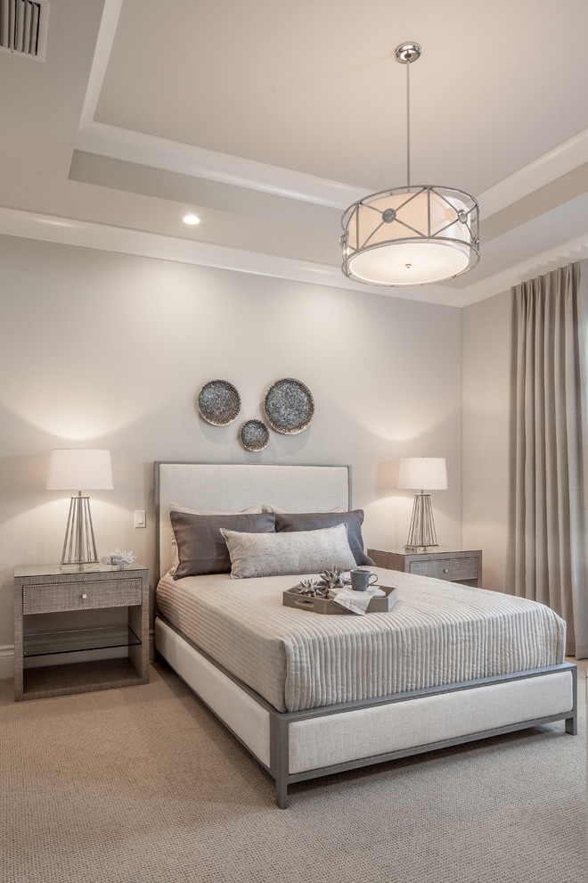 Идея дизайна: спальня в стиле неоклассика (современная классика) с серыми стенами, ковровым покрытием и серым полом