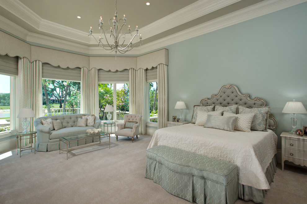 Стильный дизайн: хозяйская спальня в классическом стиле с синими стенами, ковровым покрытием и серым полом - последний тренд