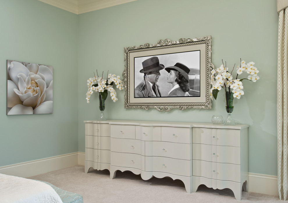 Immagine di una camera matrimoniale classica con pareti blu e moquette