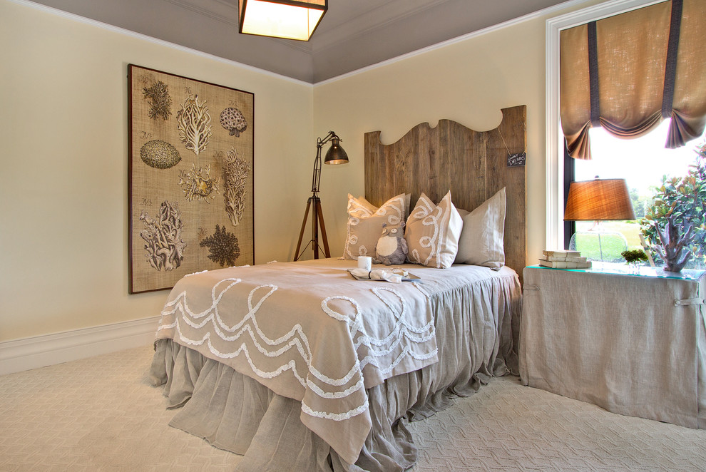 Imagen de habitación de invitados tradicional de tamaño medio con paredes amarillas, moqueta y suelo beige
