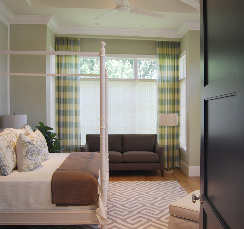 Idéer för att renovera ett mellanstort funkis sovrum, med gröna väggar och ljust trägolv