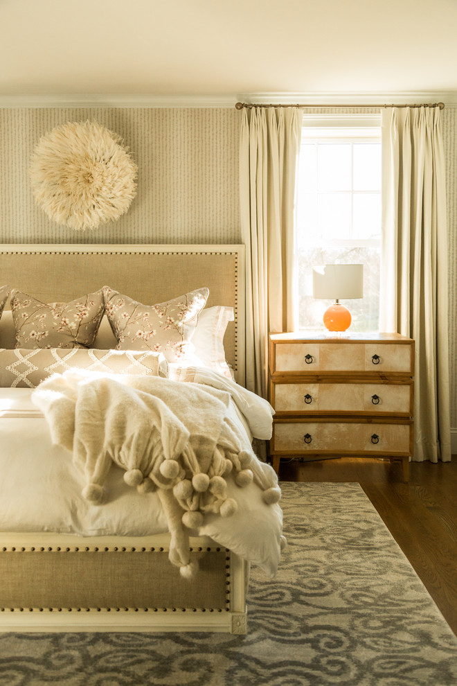 Imagen de dormitorio clásico renovado con paredes beige, suelo de madera en tonos medios y suelo marrón