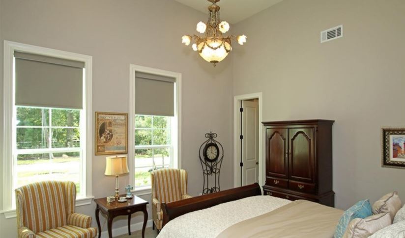 Immagine di una camera degli ospiti classica con pareti grigie e moquette