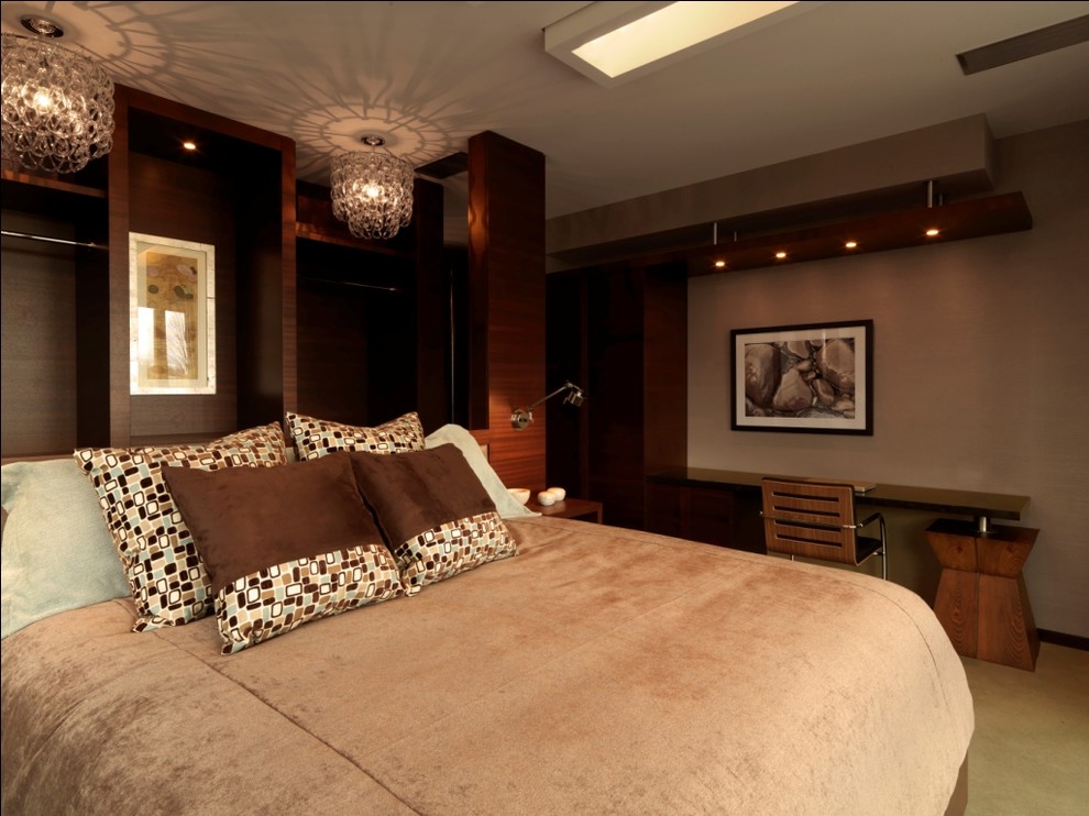 Uriges Schlafzimmer mit beiger Wandfarbe in Burlington