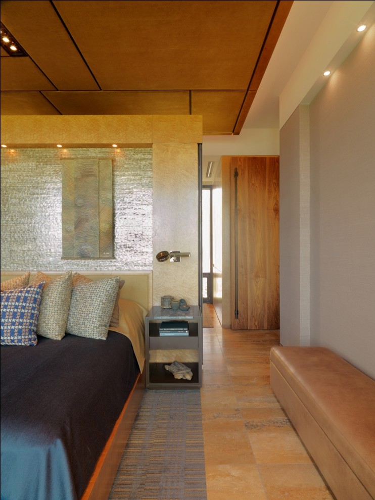 Idées déco pour une grande chambre parentale montagne avec un mur gris, un sol en bois brun et un sol beige.