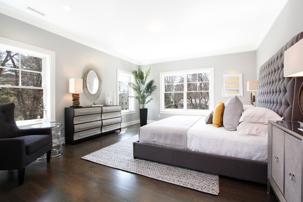 Пример оригинального дизайна: спальня в стиле неоклассика (современная классика) с серыми стенами, темным паркетным полом и коричневым полом