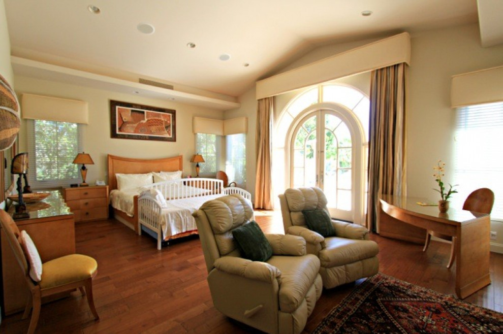 Großes Modernes Hauptschlafzimmer ohne Kamin mit beiger Wandfarbe und braunem Holzboden in Los Angeles