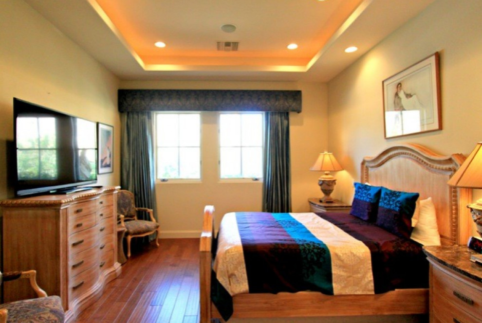 Стильный дизайн: гостевая спальня среднего размера, (комната для гостей) в современном стиле с бежевыми стенами и паркетным полом среднего тона без камина - последний тренд