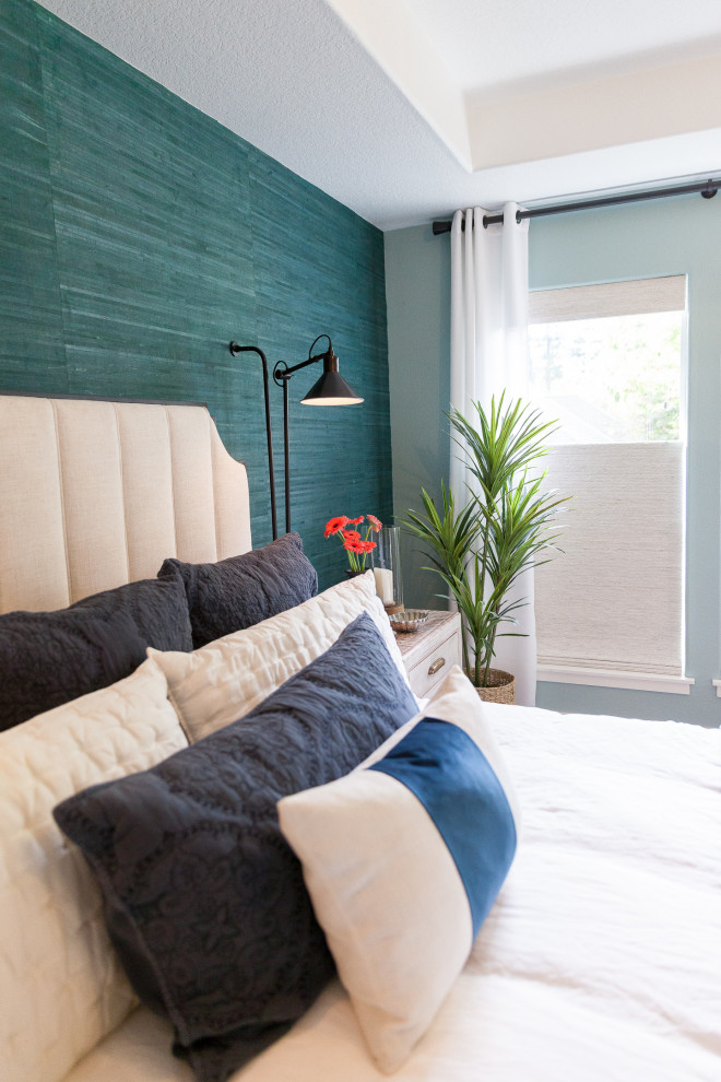 Foto de dormitorio principal clásico renovado de tamaño medio con paredes blancas, suelo de madera oscura, casetón y papel pintado